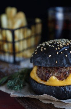 Kraft kağıt üzerinde siyah burger