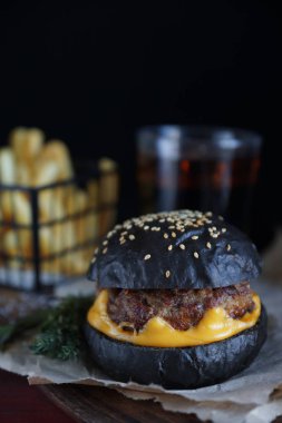 Kraft kağıt üzerinde siyah burger