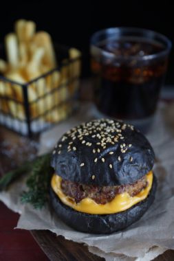 Kraft kağıt üzerinde siyah burger