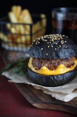 Kraft kağıt üzerinde siyah burger