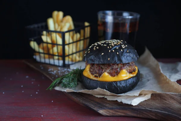 Black Burger auf Bastelpapier — Stockfoto