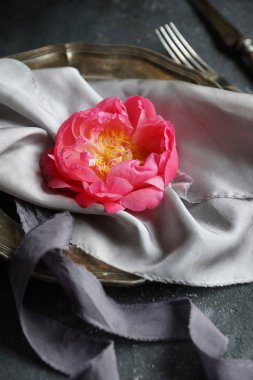 İpek peçete üzerinde pembe Şakayık