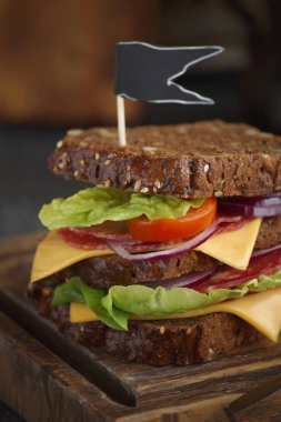 rustik ekmek ile lezzetli sandviç