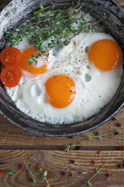 Domates ile eski tavada kızarmış yumurta