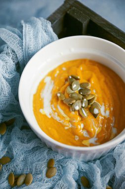 Tohum ve krema ile balkabağı çorbası