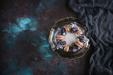 cakecake dekor macaroons ve çikolata ile