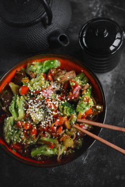 Sebze ve et ile erişte