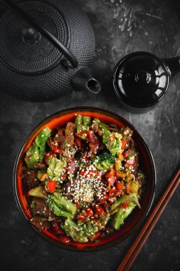 Sebze ve et ile erişte