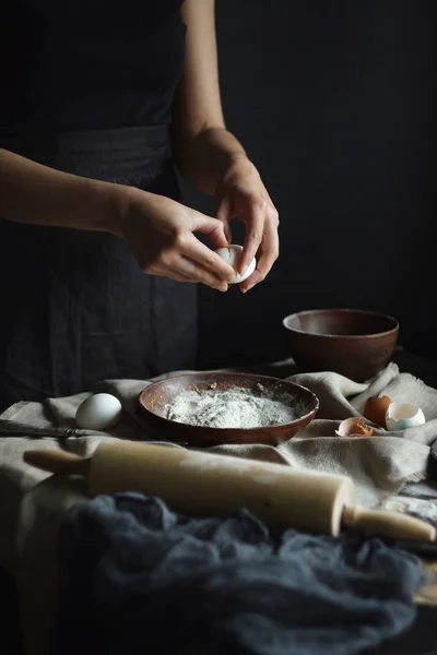 Las manos femeninas preparando la masa — Foto de Stock