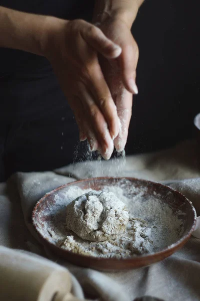 Las manos femeninas preparando la masa — Foto de Stock