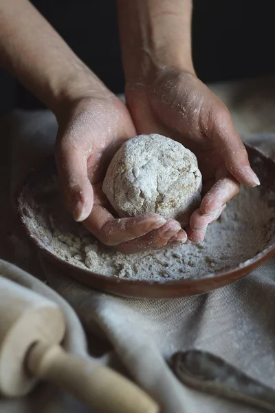 Las manos femeninas preparando la masa — Foto de Stock