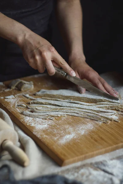 Las manos femeninas preparando la masa — Foto de Stock