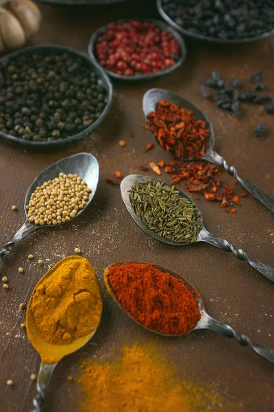 Teáskanálban színes fűszerek — Stock Fotó