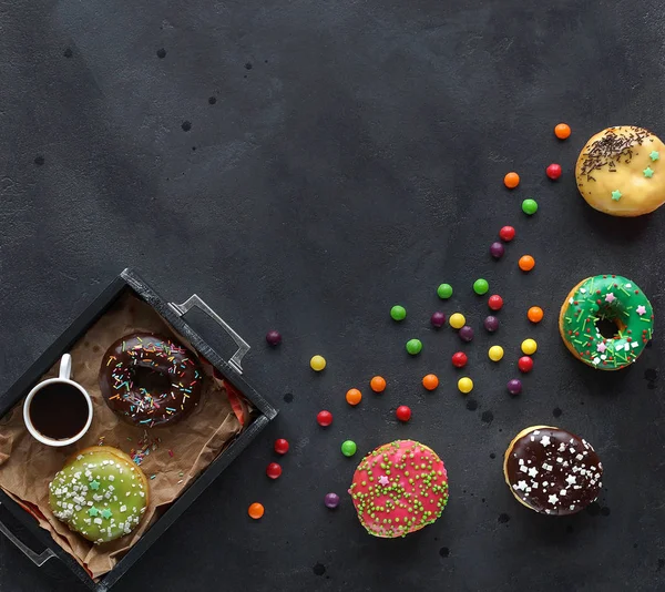 Donuts und bunte Streusel — Stockfoto