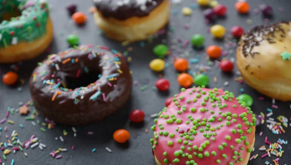 Donuts und bunte Streusel — Stockfoto