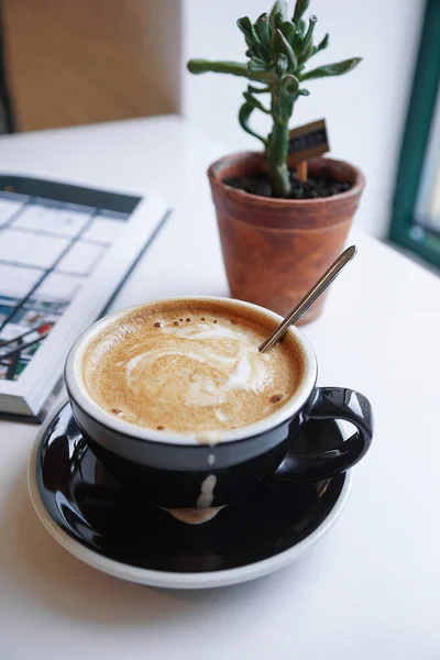 Taza de café y maceta —  Fotos de Stock