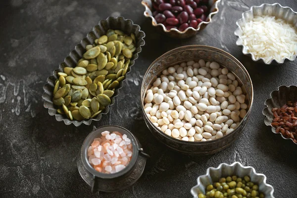 Varios cereales en recipientes — Foto de Stock