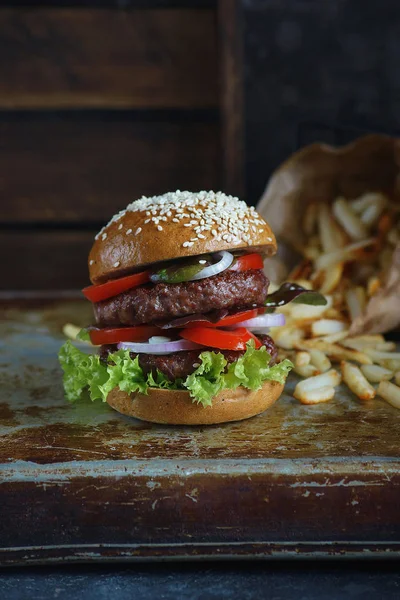 Köstliche Doppel-Burger mit Pommes frites — Stockfoto