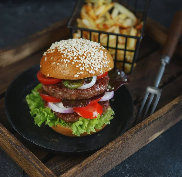 Lezzetli duble burger patates kızartması ile