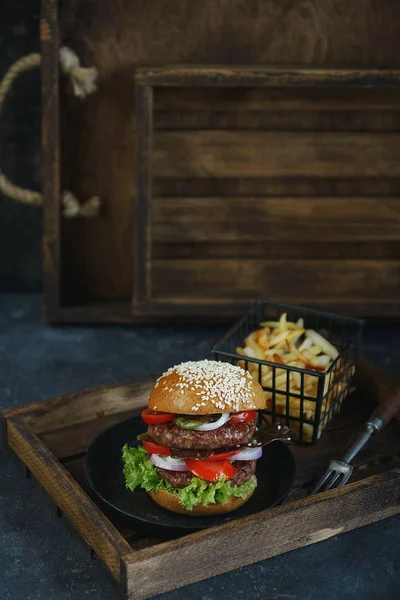 Köstliche Doppel-Burger mit Pommes frites — Stockfoto