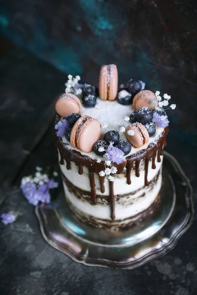 Delicious birthday cake with macaroons — Stock Photo, Image