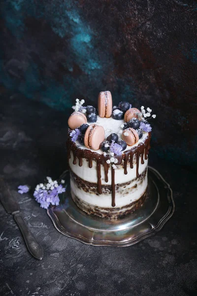 CakeCake with decor of macaroons and chocolate — Stock Photo, Image