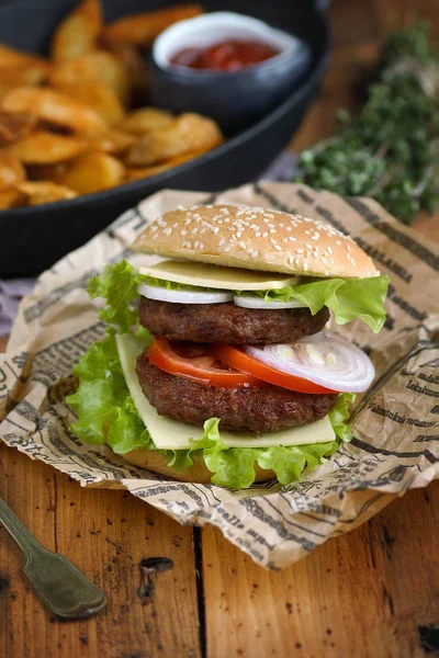 Hausgemachter Burger mit Kartoffeln — Stockfoto