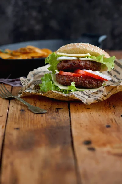 Hausgemachter Burger mit Kartoffeln — Stockfoto