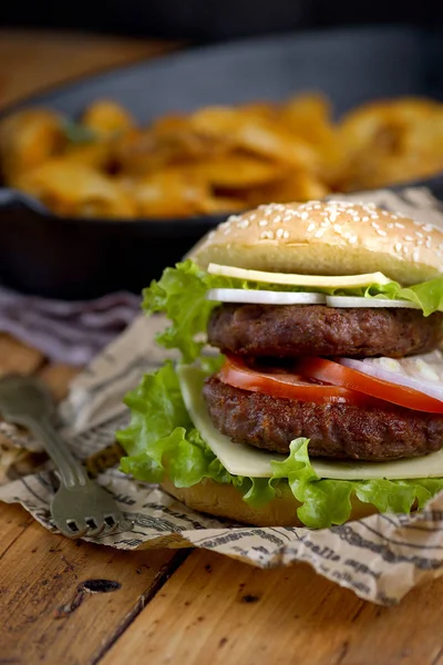 Hausgemachter Burger mit Kartoffeln — Stockfoto