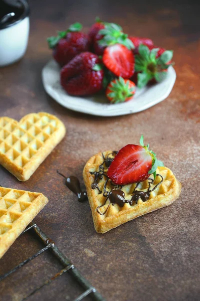 Waffeln mit Schokolade und Erdbeeren — Stockfoto