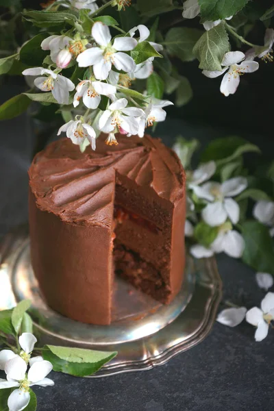 Karanlık bir arka plan, seçici odak elma ağaçları çiçekleri ile çikolatalı kek