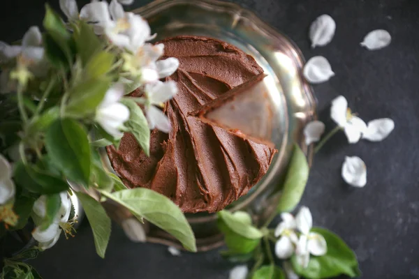 Шоколадный торт с яблонями цветы на темном фоне, Селективный фокус — стоковое фото