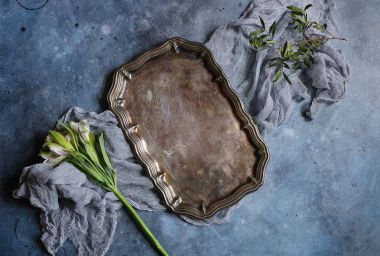 Vintage tabak çanak gri-mavi beton zemin, üstten görünüm