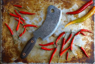 Et araçları, dokulu bir arka plan, mutfak untensils üzerinde Metal el yapımı'den aksesuarlar