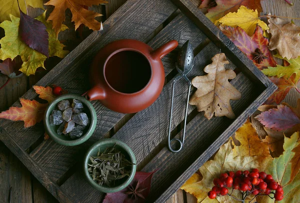 Herfst thee, theepot op een houten ondergrond, Autumn leaves — Stockfoto
