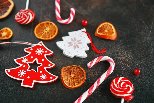 Atrybuty Bożego Narodzenia. Karmelizowanego pomarańcze, gałęzie jodły i Cukrowa Laska na ciemnym tle, Selektywny fokus — Zdjęcie stockowe