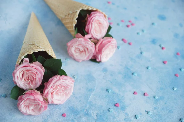 Gözleme boynuzları çiçekli mavi arka plan üzerinde hassasiyet, Sevgililer günü, kopya alanı, seçici odak