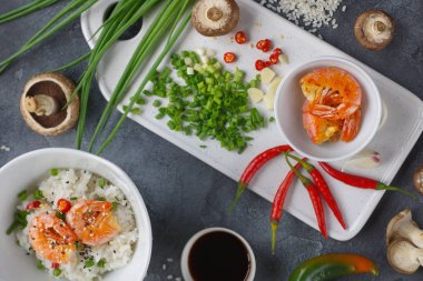 Karanlık bir arka plan Wok pilav ile karides ve mantar, hazırlık sırasında Asya gıda