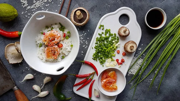 Karanlık bir arka plan Wok pilav ile karides ve mantar, hazırlık sırasında Asya gıda