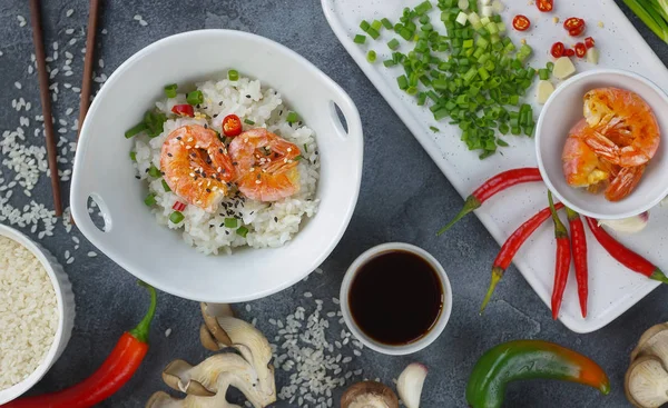 Asiatisches Essen auf dunklem Hintergrund, Wokreis mit Garnelen und Pilzen, während der Zubereitung, horizontal, von oben — Stockfoto