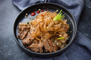 Asya mutfağı, Asya Baharatlı Biftek Eriştesi