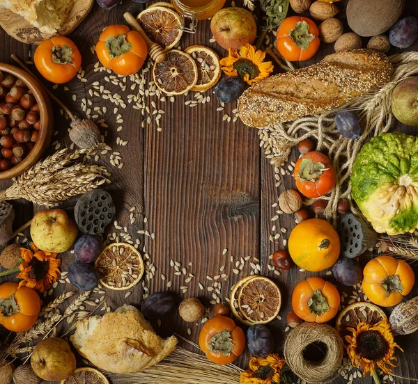 Pompoenen Kaki Granen Brood Zaden Noten Een Houten Ondergrond Oogst — Stockfoto