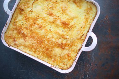 Karanlıkta balıklı güveç.