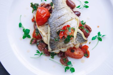 Sebzeli Dorado, karanlıkta çiğ balık.