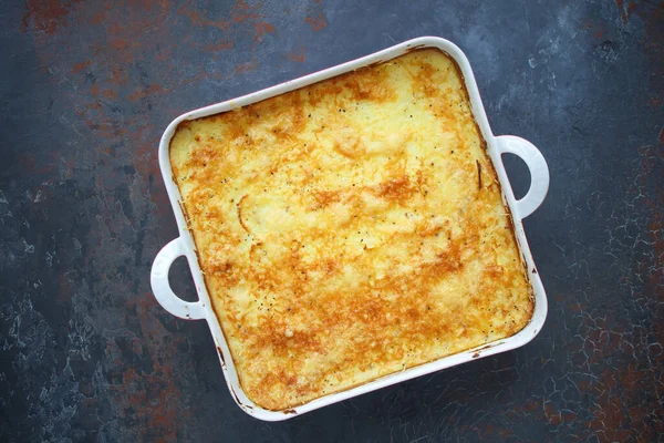 Casserole Halakkal Sötétben — Stock Fotó