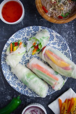 Siyah arka planda sebzeli pirinç ruloları, Vietnam, Asya yemekleri.