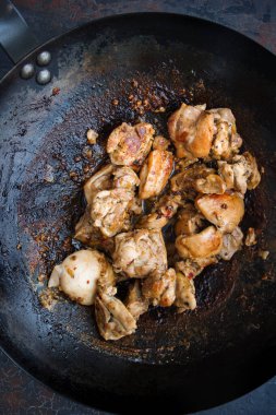 Tavada tavuk, pişirme süreci, Asya yemekleri.