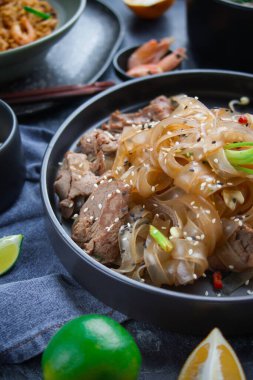 Asya mutfağı, baharatlı Asya Biftek Eriştesi, Pho Bo ve koyu deniz ürünleri pilavı. 