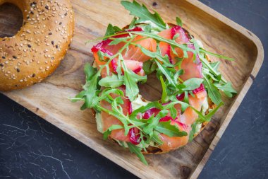 Siyah arka planda somonlu simit, kahvaltılık çörek.
