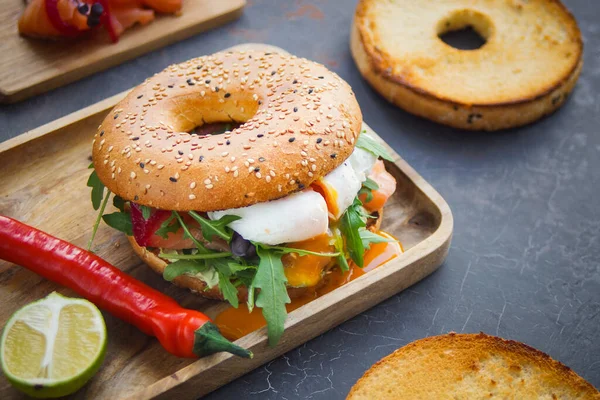 Bagel Mit Lachs Auf Dunklem Hintergrund Frühstücksbrötchen — Stockfoto